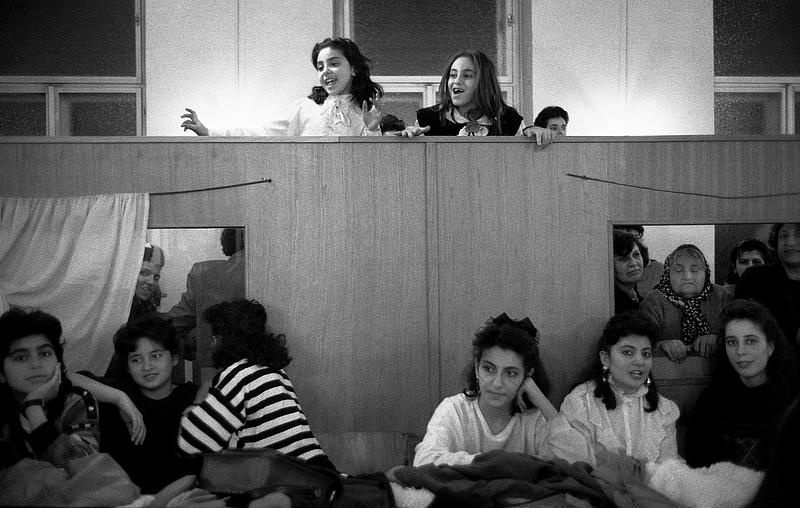 Lächelnde junge Mädchen auf schwarz weiß Bild Fotografie aus der Ausstellung Transit. Die Iraner in Wien