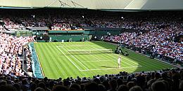 Tennismatch in einem großen, ausverkauften Stadion in Wimbledon