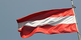 Österreichische Nationalflagge mit Masten 