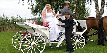Braut steigt aus Hochzeitskutsche aus