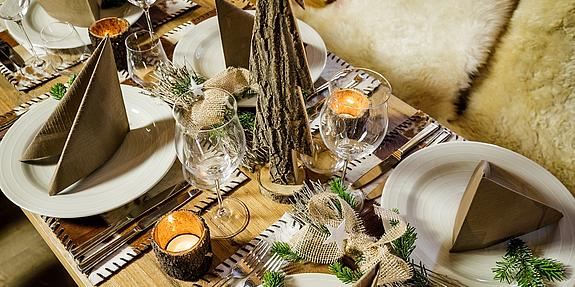 Gedeckter Tisch weihnachtlich dekoriert