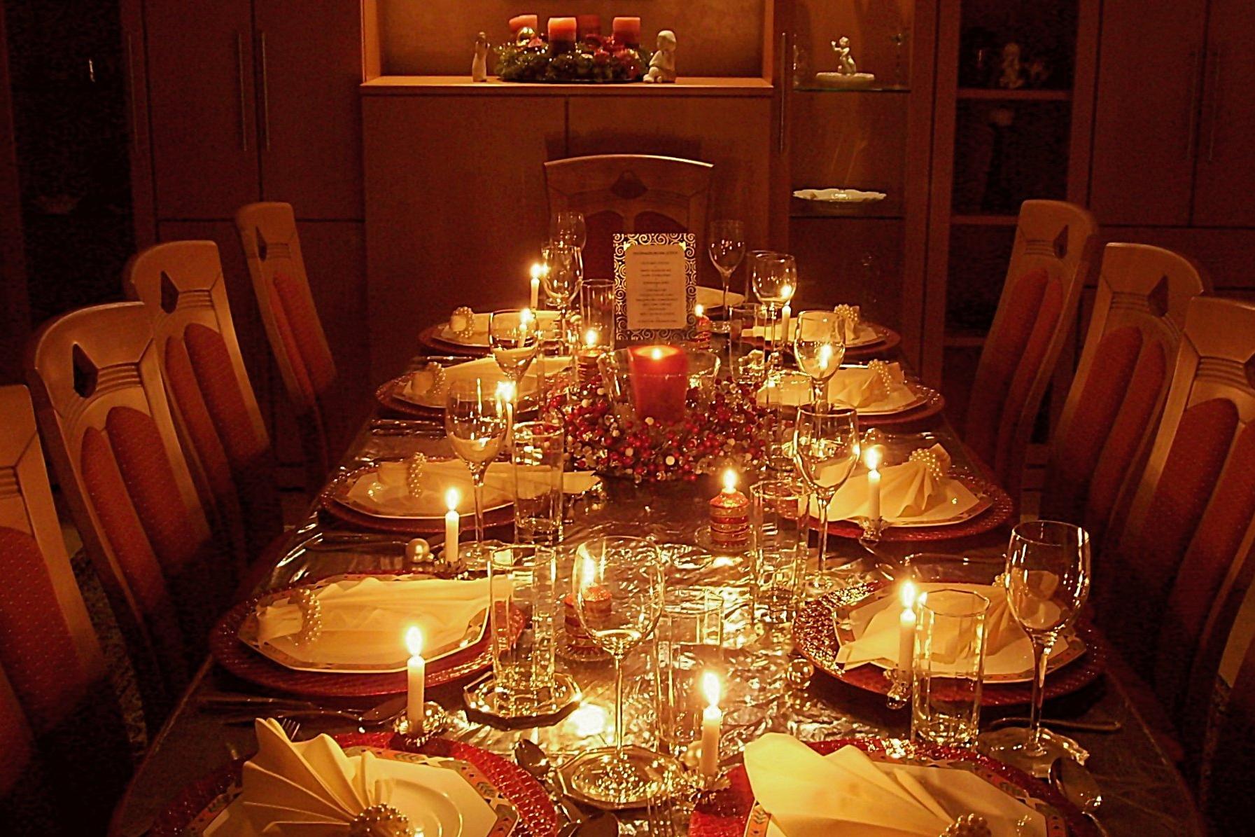 Weihnachtlich gedeckter Tisch bei Kerzenschein