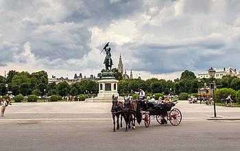 Fiaker mit Touristen auf Panoramaaufnahme vom Wiener Heldenplatz