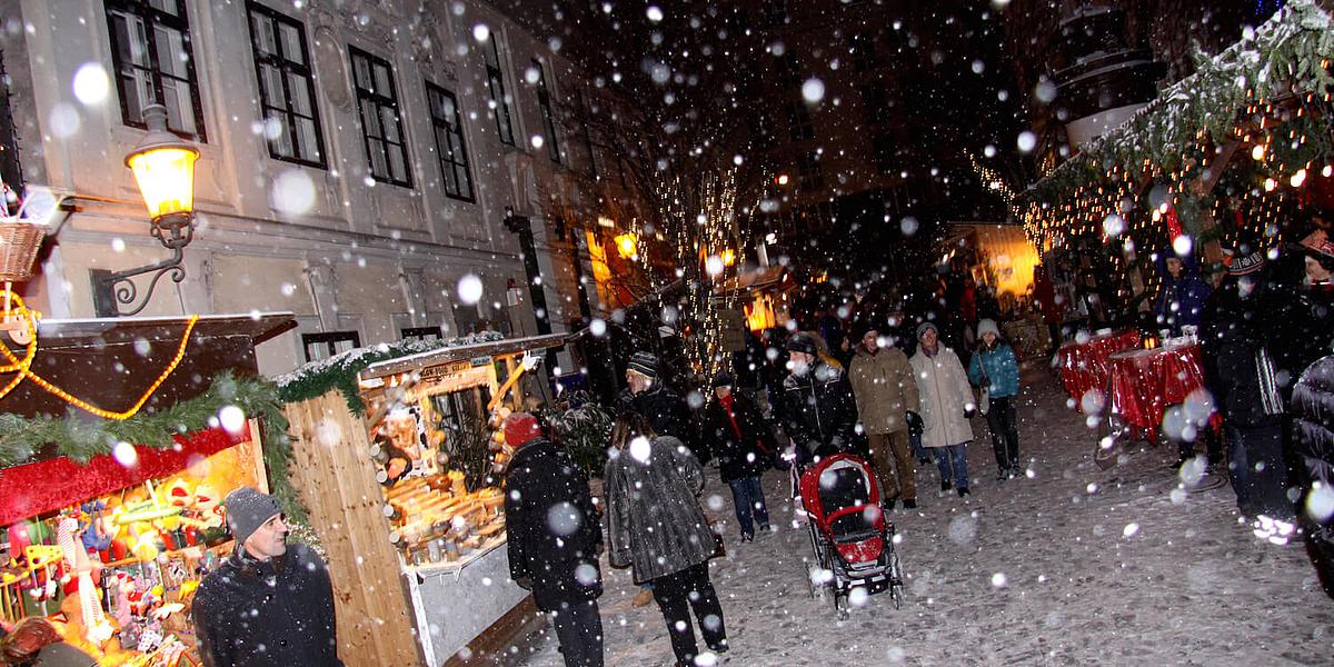 Schneefall am Weihnachtsmarkt Spittelberg