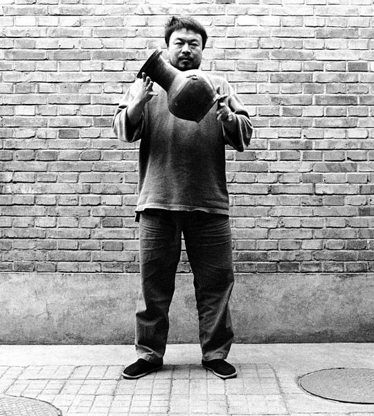 Künstler Ai Weiwei mit Vase, die er im Begriff ist, fallenzulassen