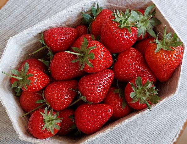 Das Bild zeigt einen Korb mit Erdbeeren.