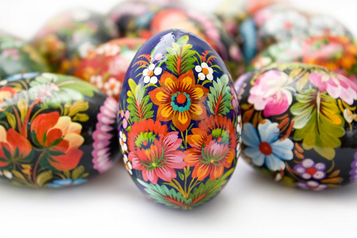 Eier für Ostern mit traditionellem ukrainischen Blumenmuster