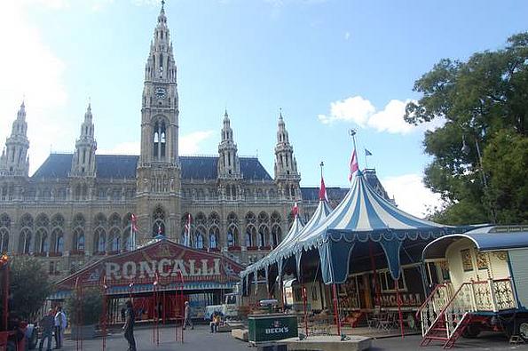 Circus Roncalli Zirkuszelt vor dem Wiener Rathaus