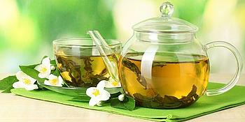 Frisch gebrühter Tee als Hausmittel gegen Halsschmerzen mit Kanne und Tasse dargestellt