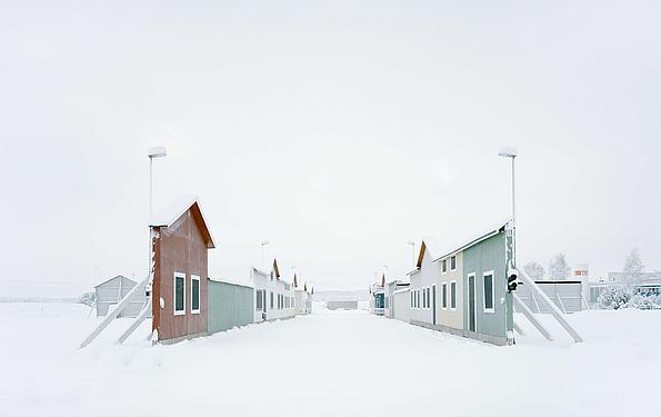 Künstlich aufgestellte Häuserfassaden im Schnee