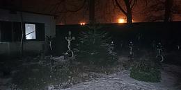 Grabmale am Friedhof der Namenlosen an einem Winterabend