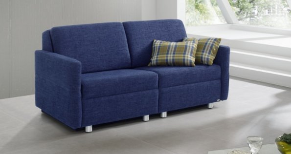 blaues Sofa mit braunen Polstern