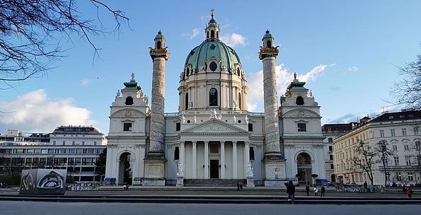 Die Vorderseite der Karlskirche in Wien an einem klaren Tag mit wenigen Wolken