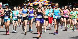 Frauen nehmen an einem Lauf teil