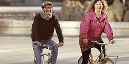 Mann und Frau auf Fahrrädern