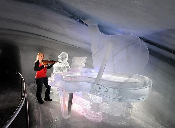 Joseph Haydn am Klavier aus Eis daneben steht eine Violinspielerin