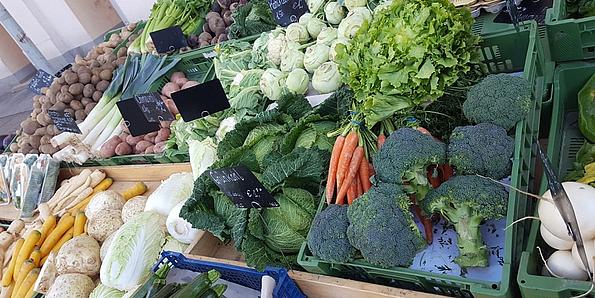 Gemüse auf einem Marktstand