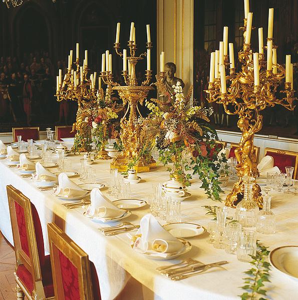Speisesaal der Kaiserappartements mit großer Tafel und goldenen Kerzenleuchtern