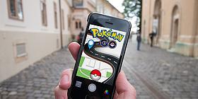 Handy mit Pokémon und Straßenhintergrund