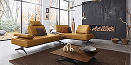 Couch in gelbem, senffarbenem Leder mit verstellbaren Rückenlehnen in modernem Ambiente
