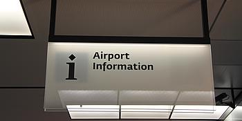 Schild weiß hängend mit schwarzer Aufschrift Airport Information