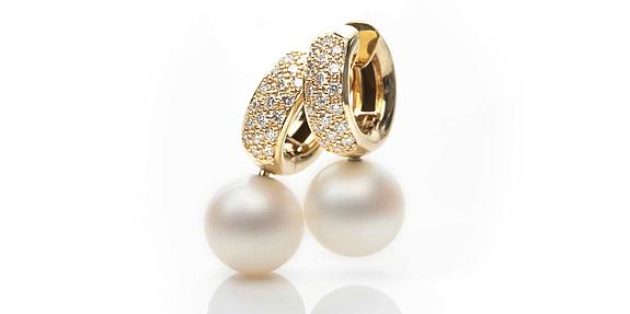 Perlenohrringe mit weißen Perlen, Diamanten und Gold