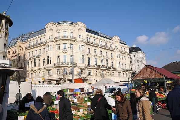 Verkaufsstände am Naschmarkt in Wien