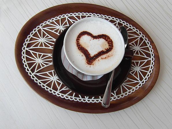 Café mit Milchschaum und Herz darin in der Tasse