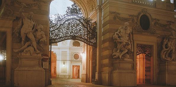 Das Michaelertor der Hofburg Wien bei Nacht