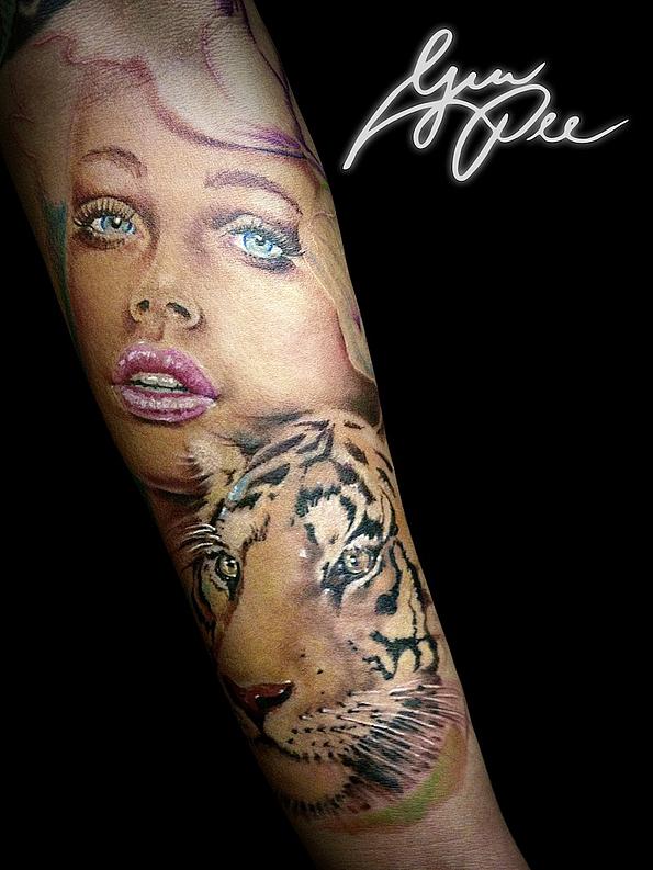 Tattoo farbig mit Frauengesicht und Tiger