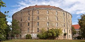 Ein rundes Gebäude auf einem Hügel, der Narrenturm in Wien