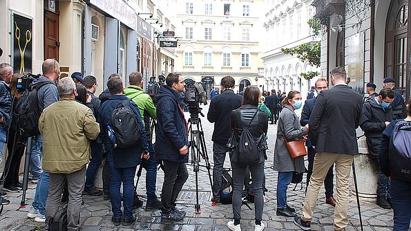 Viele Journalisten in der Wiener Judengasse berichten vom Terroranschlag Wien