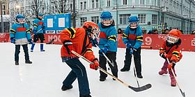 Kinder spielen Eishockey in Wien