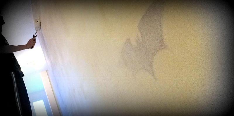 Aufnahme während des Grundierens (erster Durchgang), noch scheint der Untergrund durch, wie etwa hier ein mit Buntstift gemaltes Batman-Symbol.