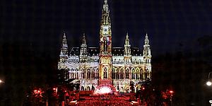 Das Bild zeigt die Eröffnung der Wiener Festwochen am Rathausplatz.