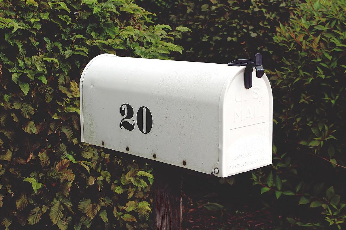 Altmodischer, weißer Briefkasten mit der Nr. 20