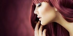 Gesicht einer Frau im Seitenprofil mit Haaren in der Farbe Lila