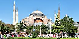 Moschee Hagia Sophia die im Vordergrund von grünen Bäumen umgeben ist und von Touristen besucht wird