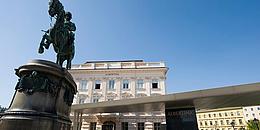 Reiterdenkmal mit Albertina Museum Wien im Hintergrund