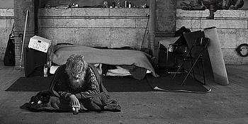 Obdachloser Mann auf der Straße