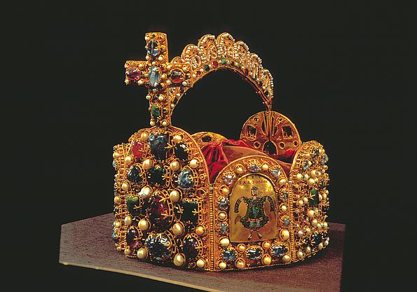 Bild von prunkvoller Krone des Heiligen Römischen Reiches vor schwarzem Hintergrund.