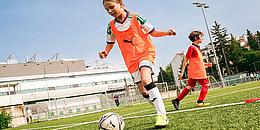 Mädchen spielt beim begeistert Fußball