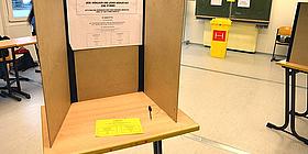 Wahlkabine Österreich, sehr schlichter brauner Tisch