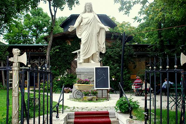 Die Christus Statue direkt zwischen den Eingang zum Concordia Schlössl und dem Tor zum Gastgarten