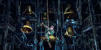 Glöckner von Notre Dame Musical Szenebild: Quasimodo schwingt am Glockenseil