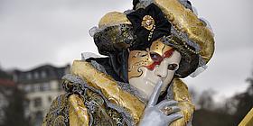 Mann mit venezianischer Maskenverkleidung