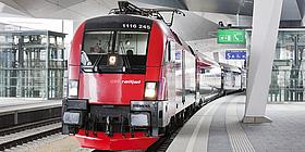 Das Bild zeigt einen ÖBB Railjet in der Station.