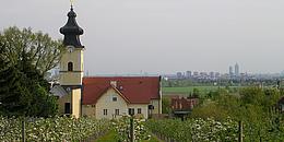 Bild von Kirche zum Heiligen Nikolaus in Floridsdorf - im Vordergrund: Obstgärten.