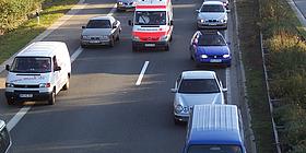 Bild von Autos auf Autobahn, die ordnungsgemäß eine Rettungsgasse bilden und so einem Einsatzwagen die Durchfahrt ermöglichen.