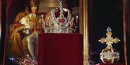 Bild von Rudolfskrone, der Krone von Rudolf II. - im Hintergrund hängt ein Portrait von demselben.